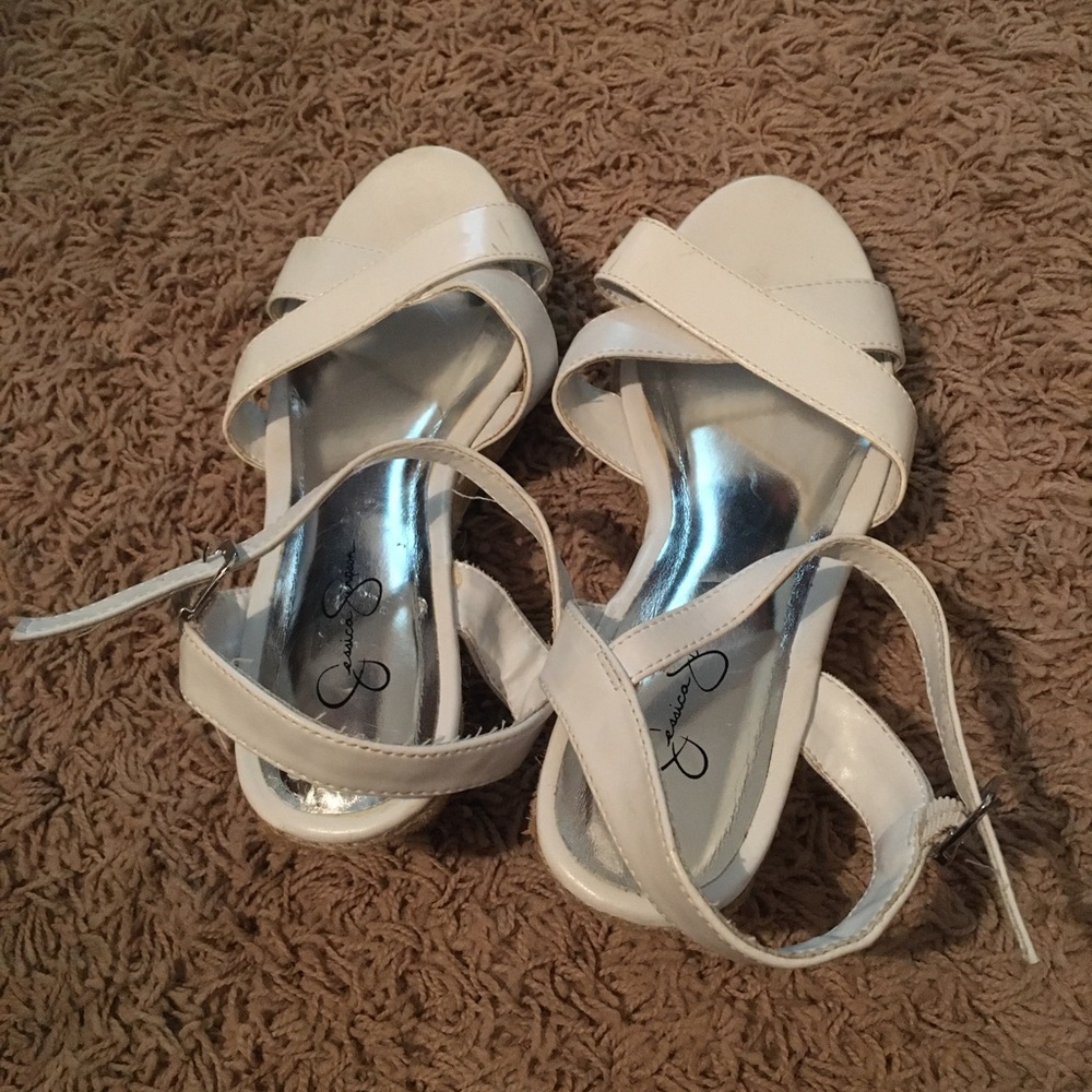 Jessica Simpson’s white wedges